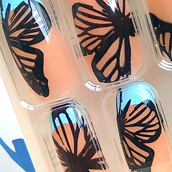 Butterfly fashion nails - Picture 2 of 4